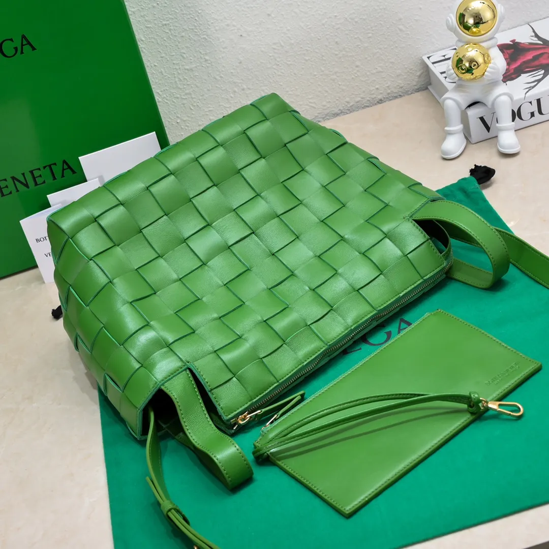 Special price 1600🉐️, Bottega Veneta What can be packed in the new bowling bag? Have you got the new bowling bag? Super large capacity ~ The key is low-key, simple and casual style ~ the fashion sense is not reduced at all. It combines BV's classic woven elements and can also be used for computers. The length of the shoulder straps can be adjusted. It is suitable for tall girls to carry. Boys also have a sunny back☀️ Style number: 7466# Size: 28*21*16